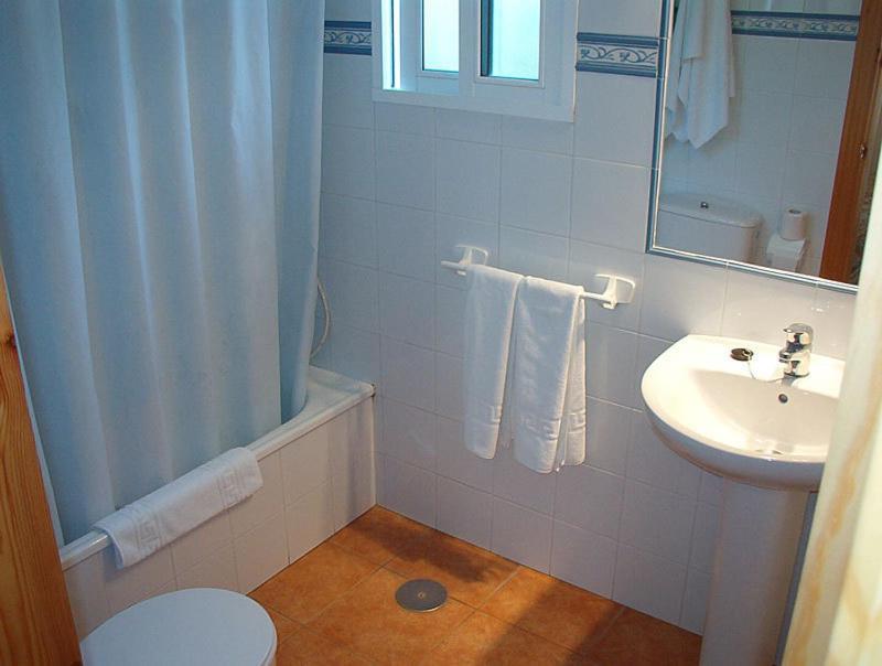 Hostal Las Acacias Los Canos De Meca Bilik gambar
