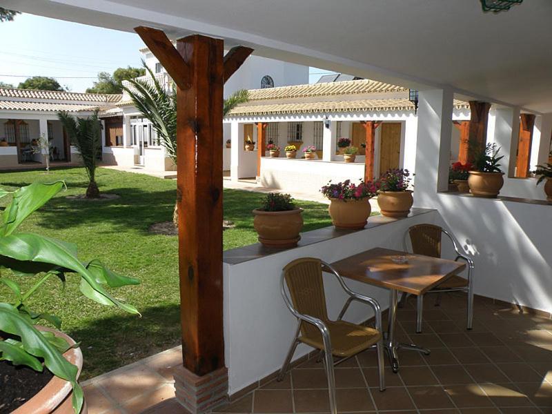 Hostal Las Acacias Los Canos De Meca Luaran gambar